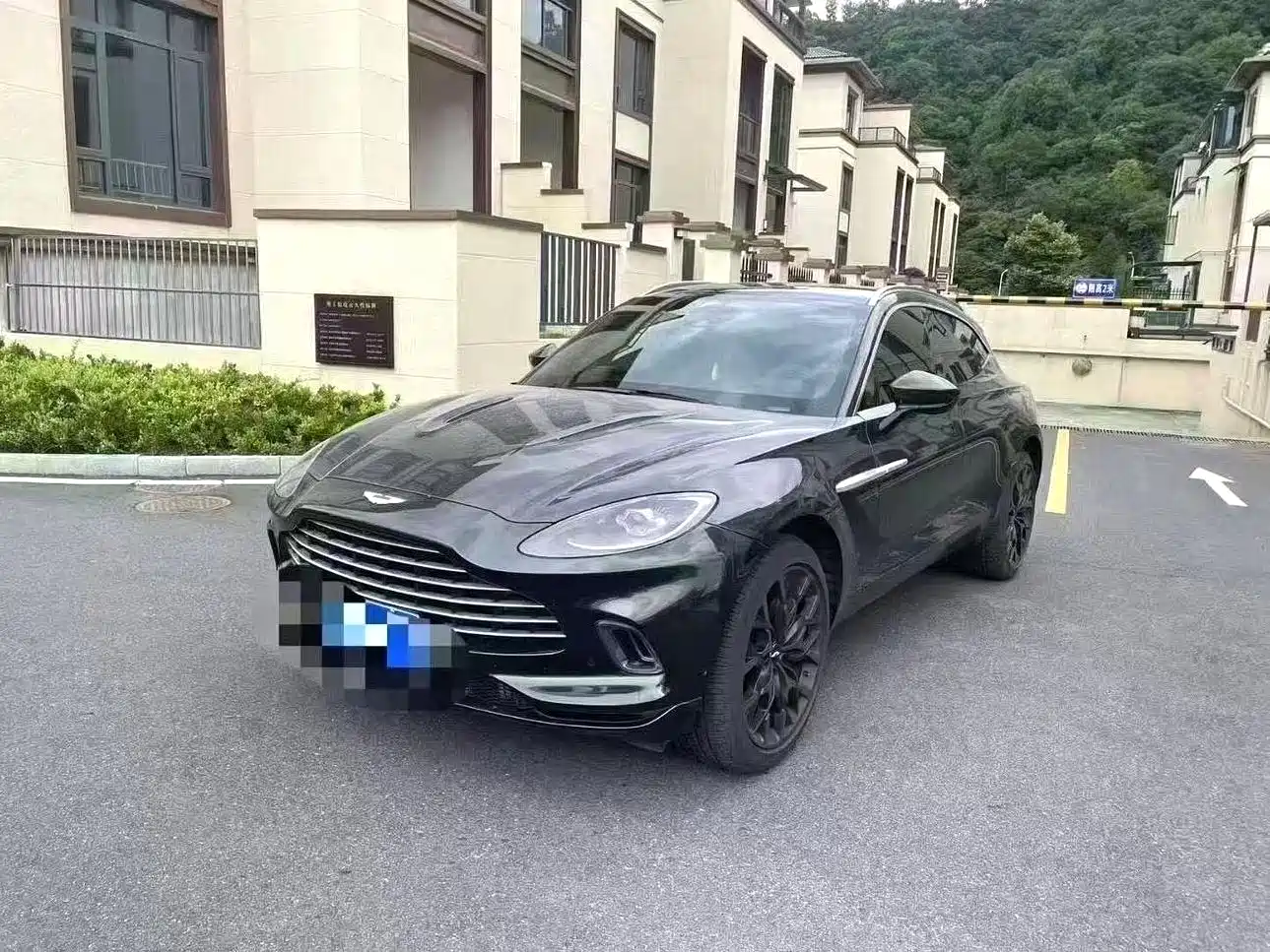 Aston Martin DBX 2022 4.0T V8