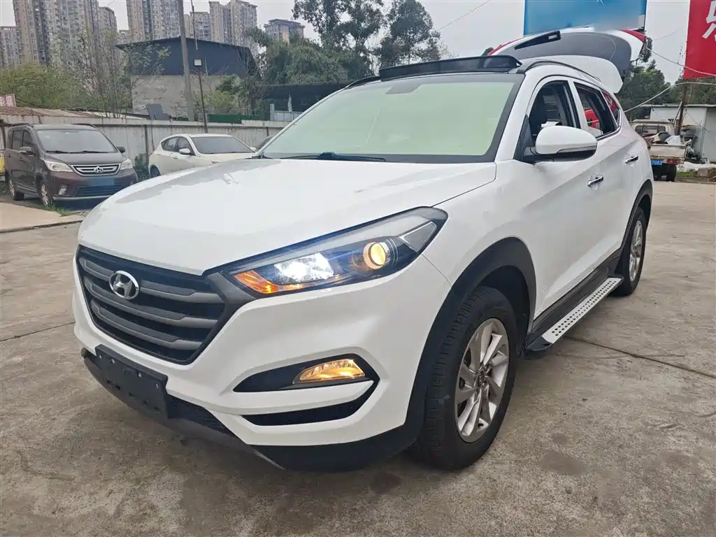 Hyundai Tucson 2015 2.0L Automatic 2WD Smart фото 2