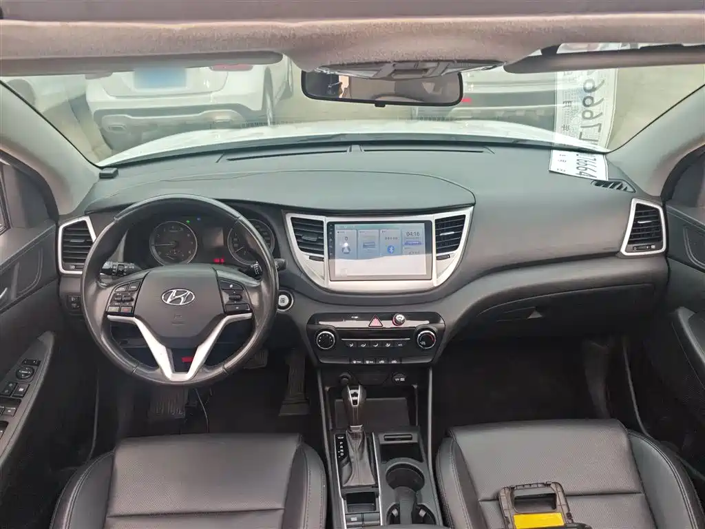 Hyundai Tucson 2015 2.0L Automatic 2WD Smart фото 10