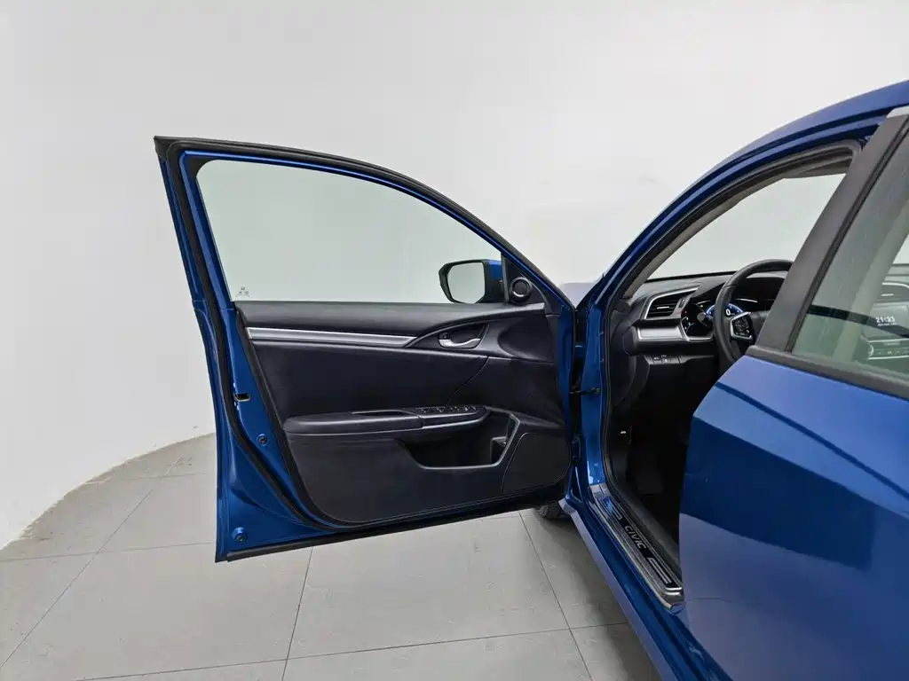 Фото 8 - Honda Civic