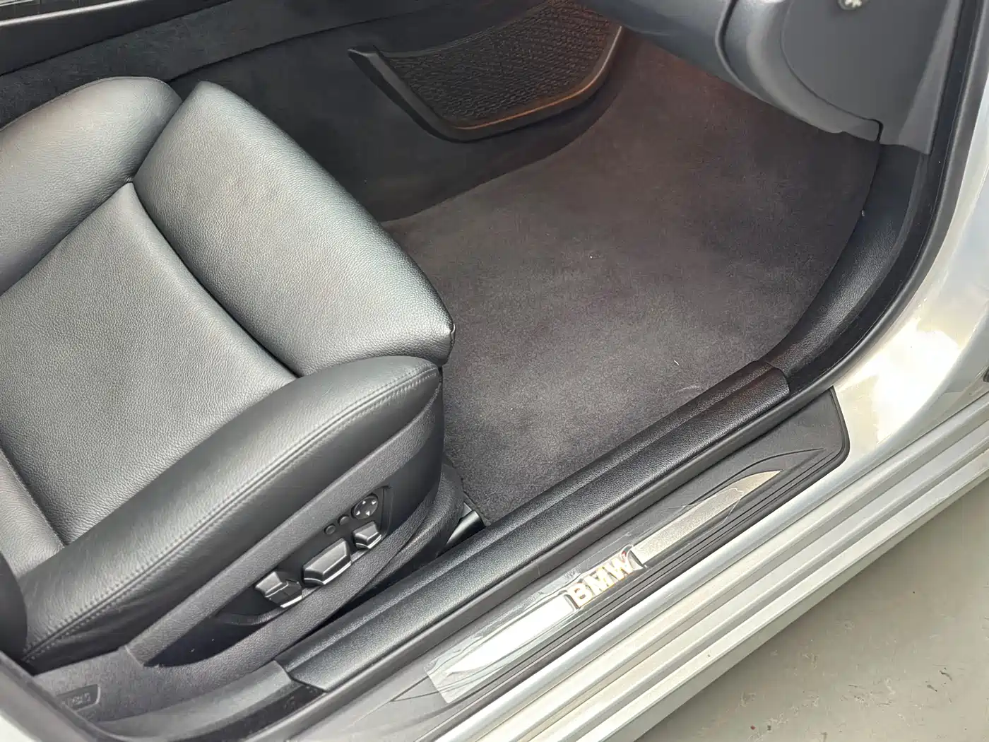 BMW 5 Series 2011 535Li Luxury фото 47