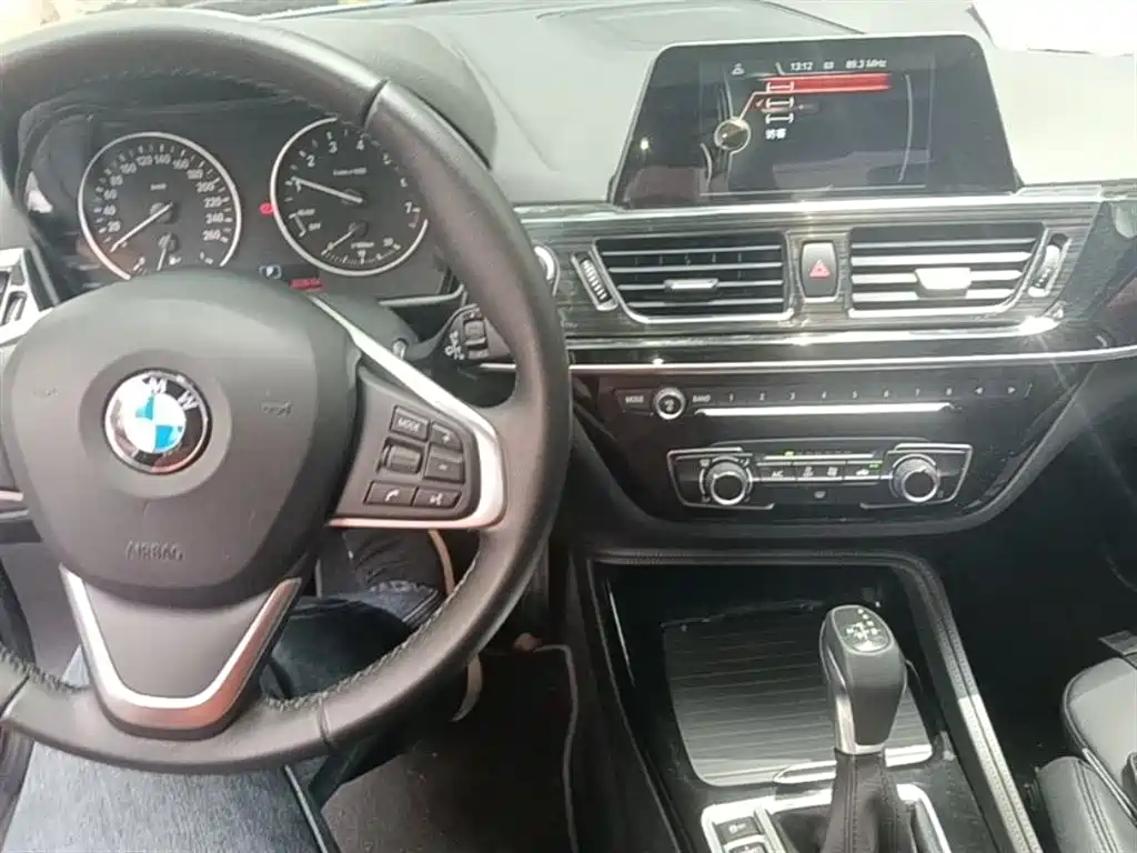 BMW 1 Series 2017 118i Sport фото 10