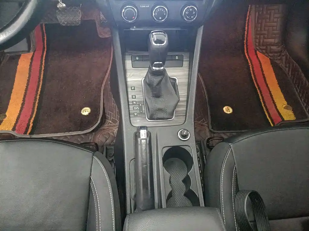 Škoda Octavia 2017 1.6L Automatic Smart Edition фото 11