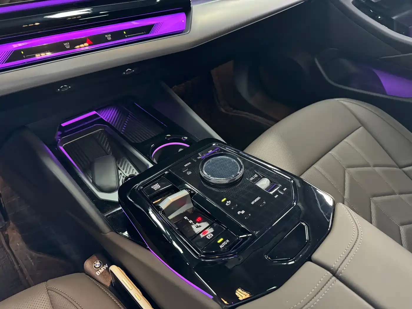 BMW 5 Series 2025 530Li Leading M Sport Package фото 10