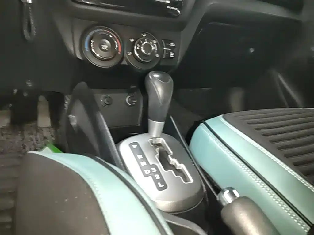 Kia K2 2012 Hatchback 1.4L AT GLS Commemorative Edition фото 14