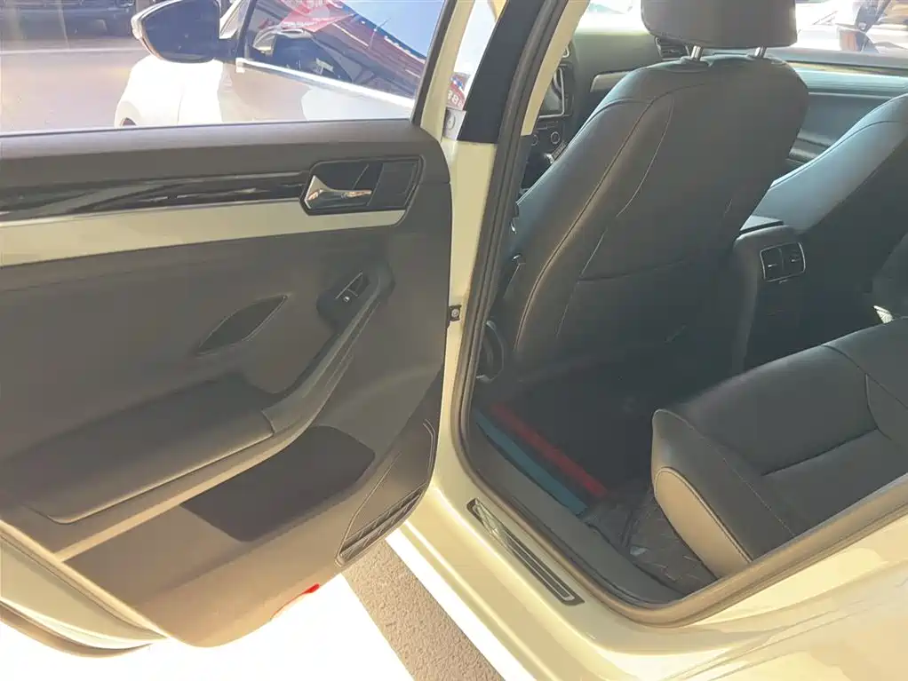 Volkswagen Sagitar 2017 1.6L Automatic Comfort фото 14