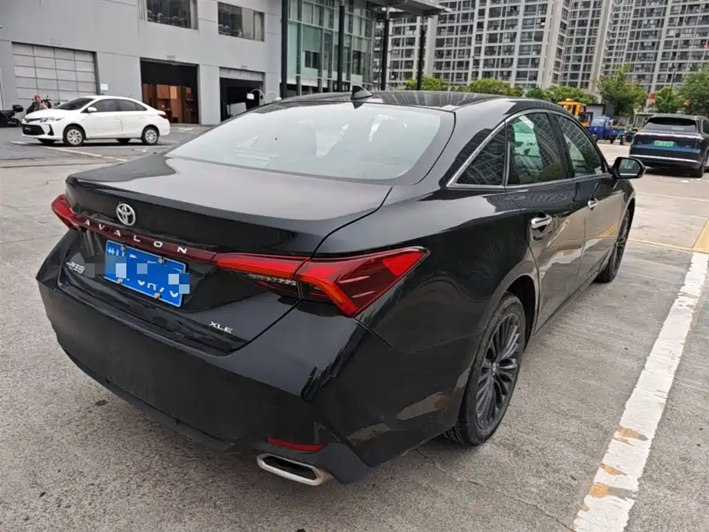 Toyota Avalon 2023 2.0L XLE Premium Edition фото 12
