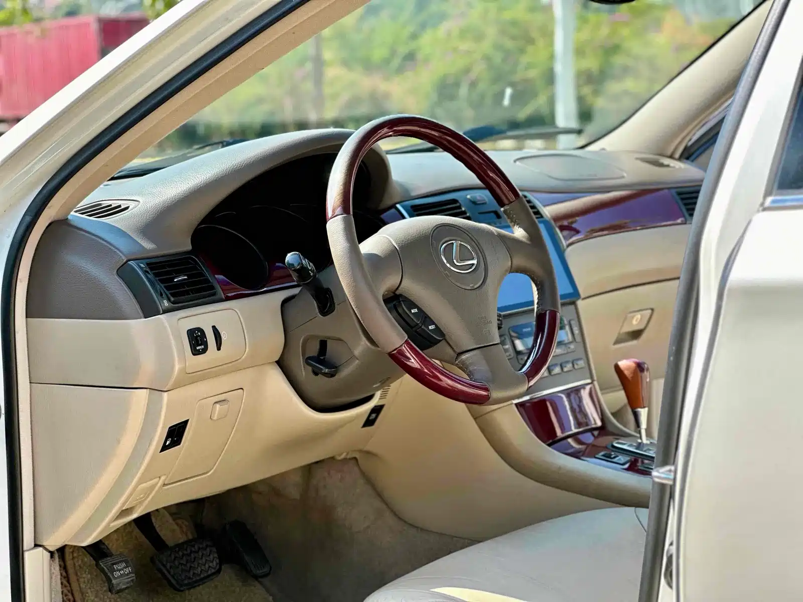 Photo 11 - Lexus ES