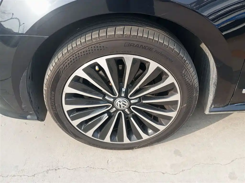 Volkswagen Passat 2017 330TSI DSG Luxury фото 23