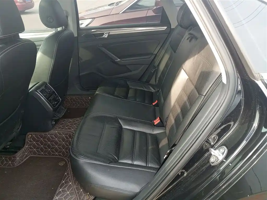 Volkswagen Passat 2017 330TSI DSG Luxury фото 17