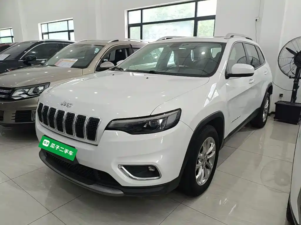 Фото 1 - Jeep Cherokee