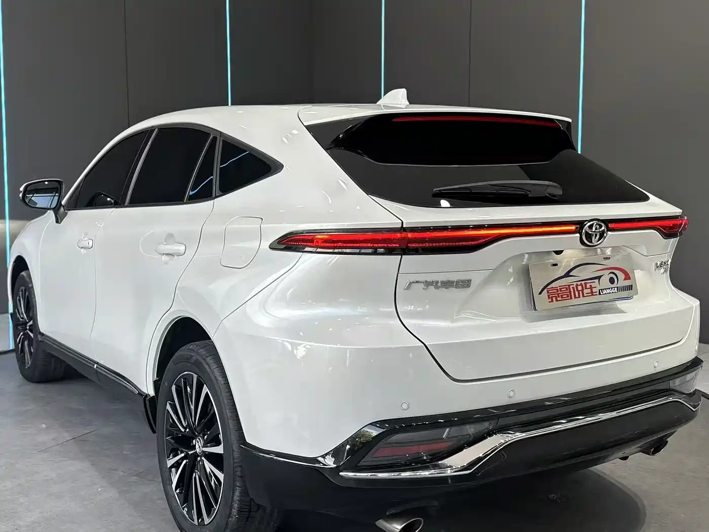 Toyota Venza 2022 2.0L CVT AWD Ultimate Edition фото 8