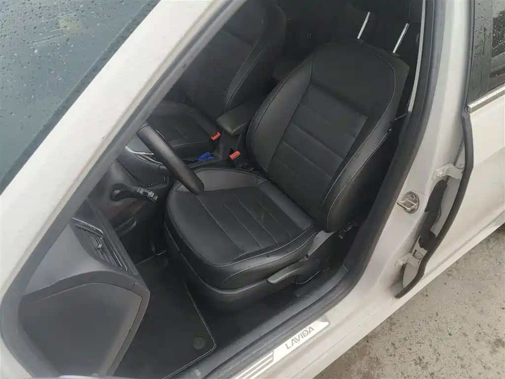 Volkswagen Lavida 2017 1.6L Automatic Comfort Edition фото 11