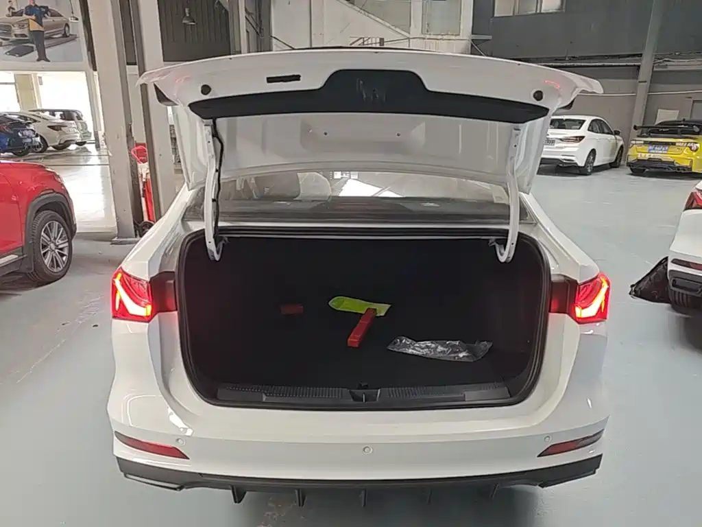 Фото 19 - Roewe i5