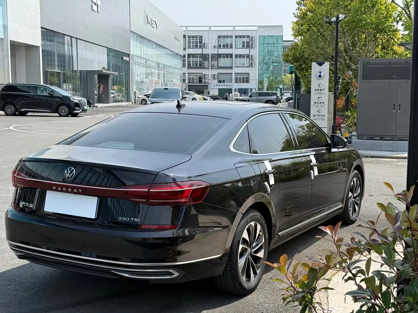 Volkswagen Passat 2022 330TSI Starlight Luxury Edition фото 10