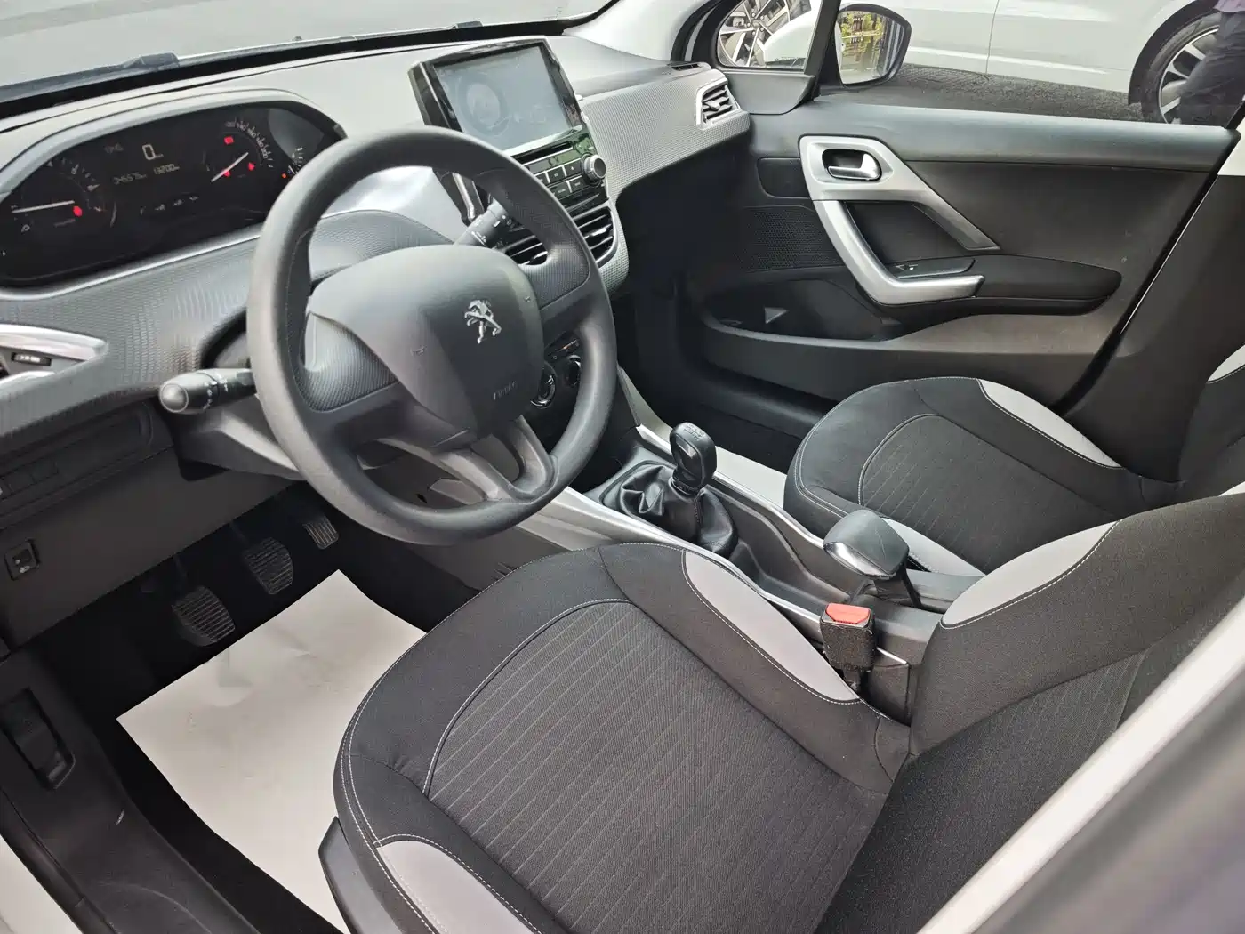 Peugeot 2008 2014 1.6L Manual Trend Edition фото 4