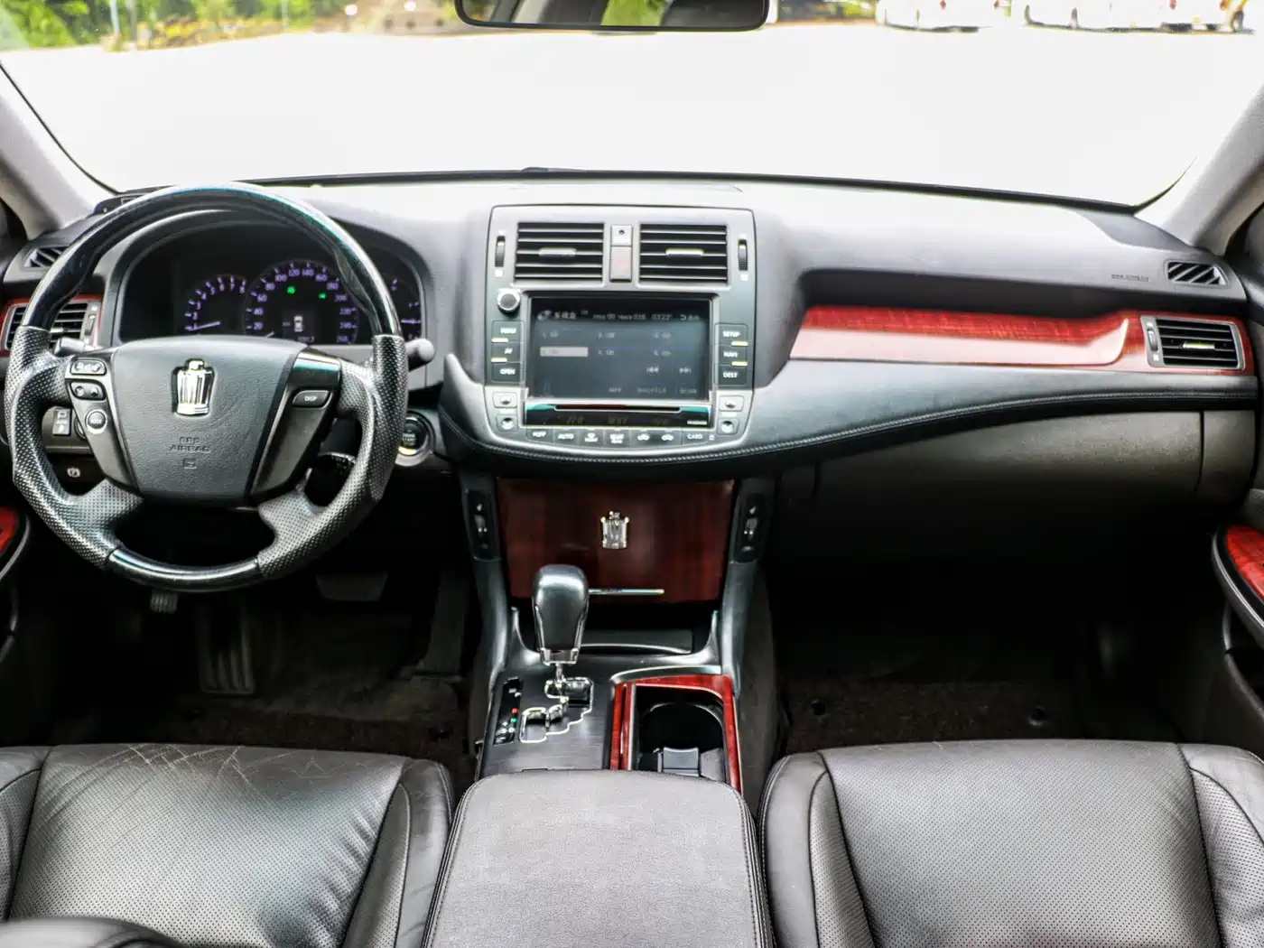 Фото 8 - Toyota Crown