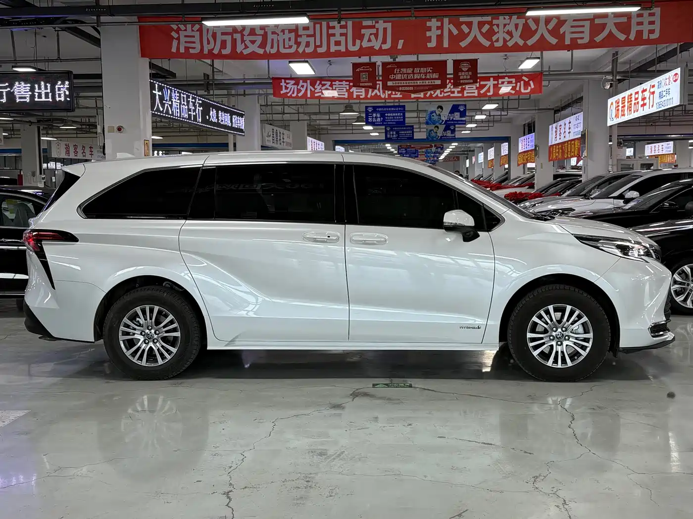 Toyota Sienna 2023 2.5L Hybrid Comfort Edition фото 4