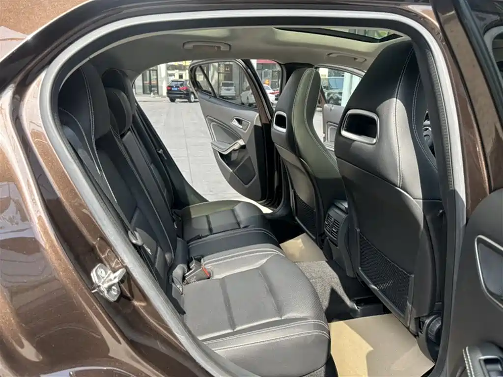 Mercedes-Benz GLA 2018 GLA 200 Dynamic фото 19