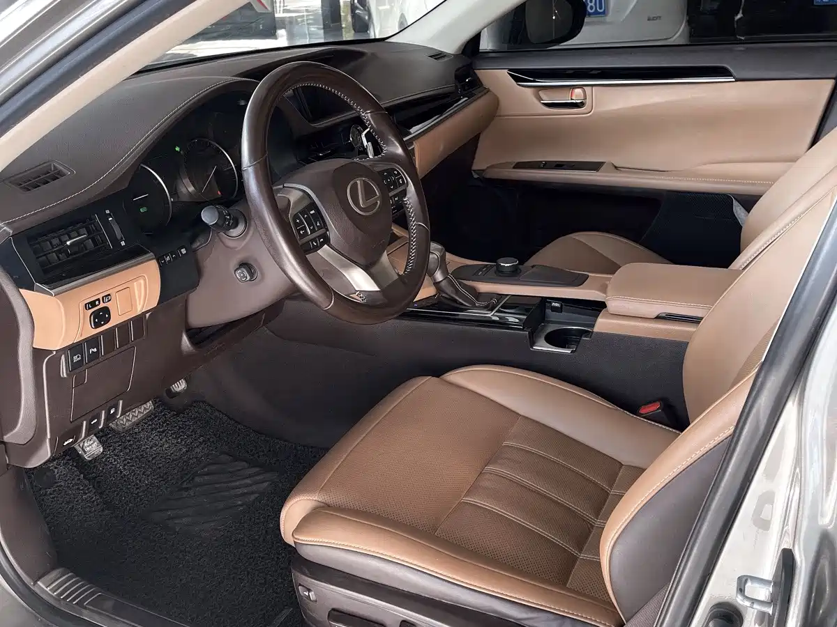 Фото 5 - Lexus ES