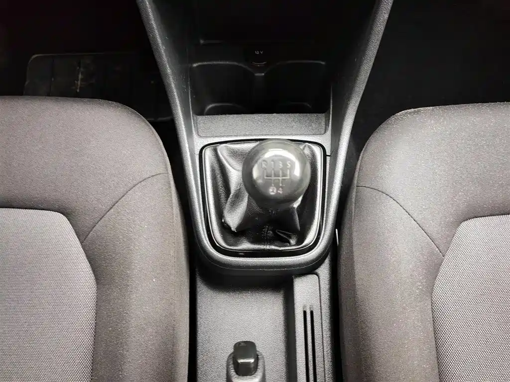 Volkswagen Jetta 2015 1.6L Manual Trend фото 13