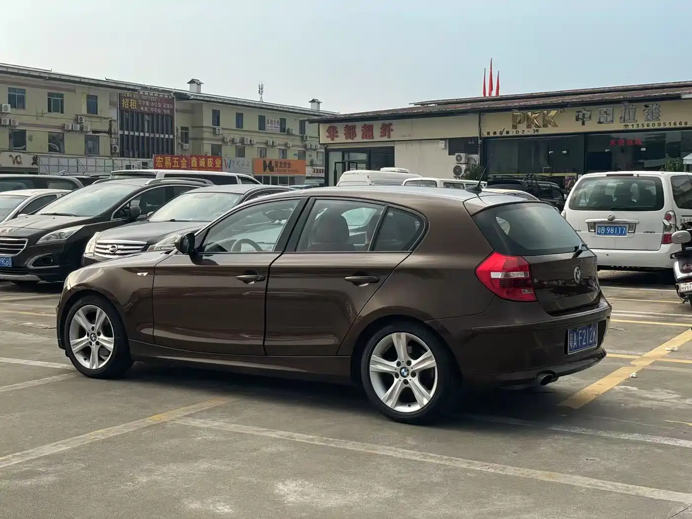 BMW 1 Series (Import) 2010 120i Chocolate Limited Edition фото 4
