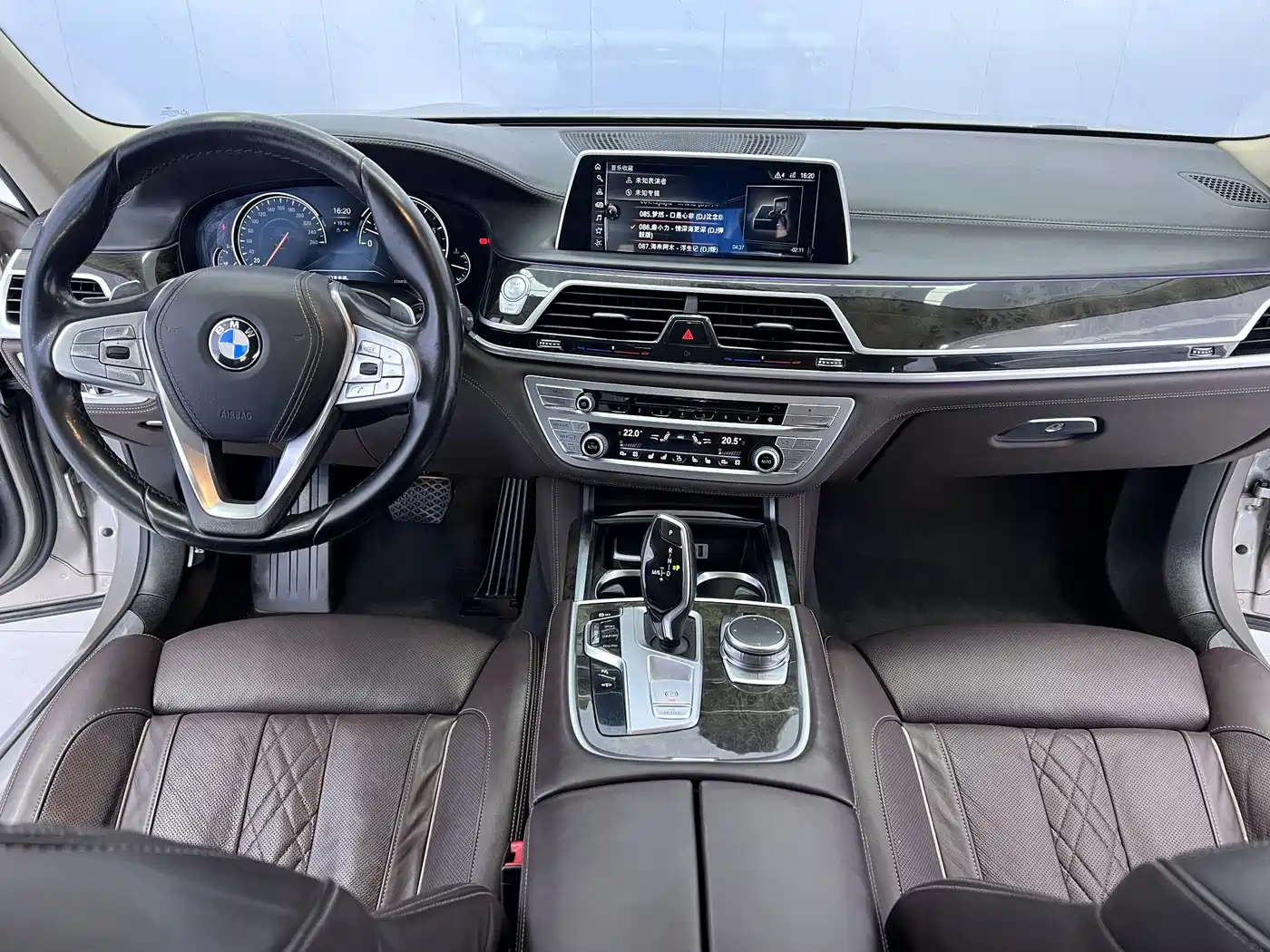 BMW 7 Series 2016 740Li Leading Edition фото 9