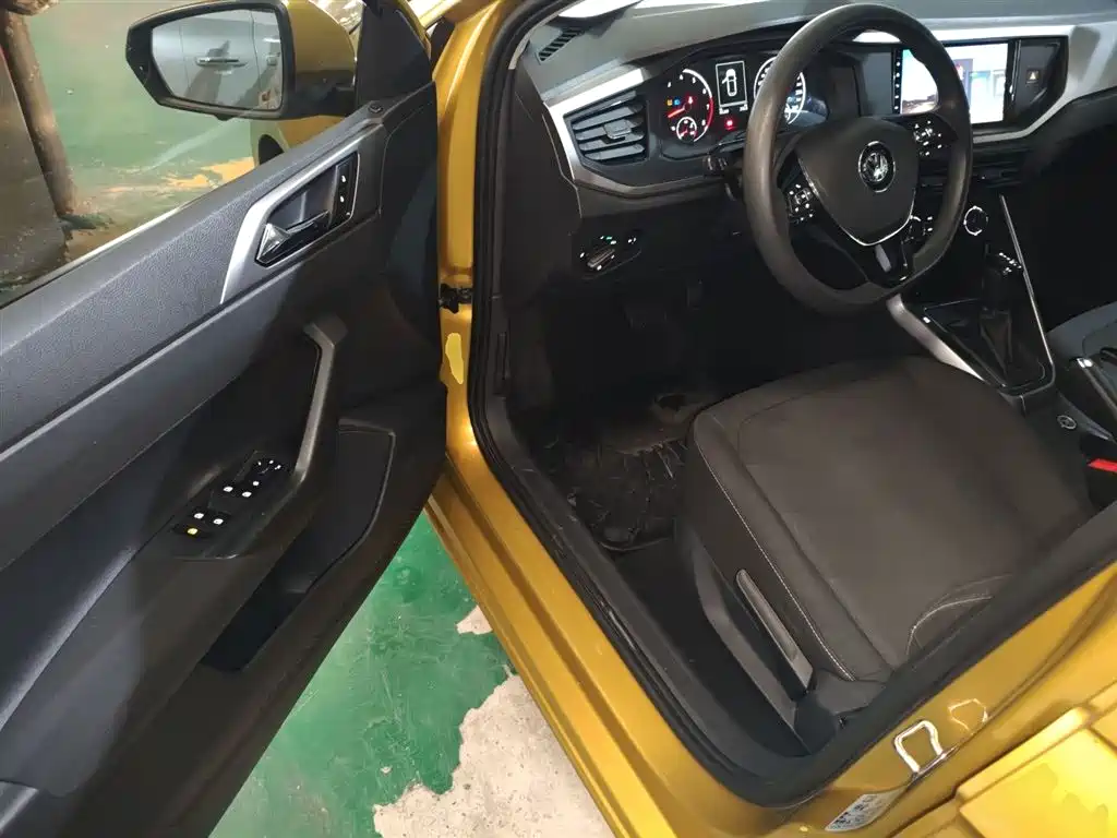 VOLKSWAGEN POLO