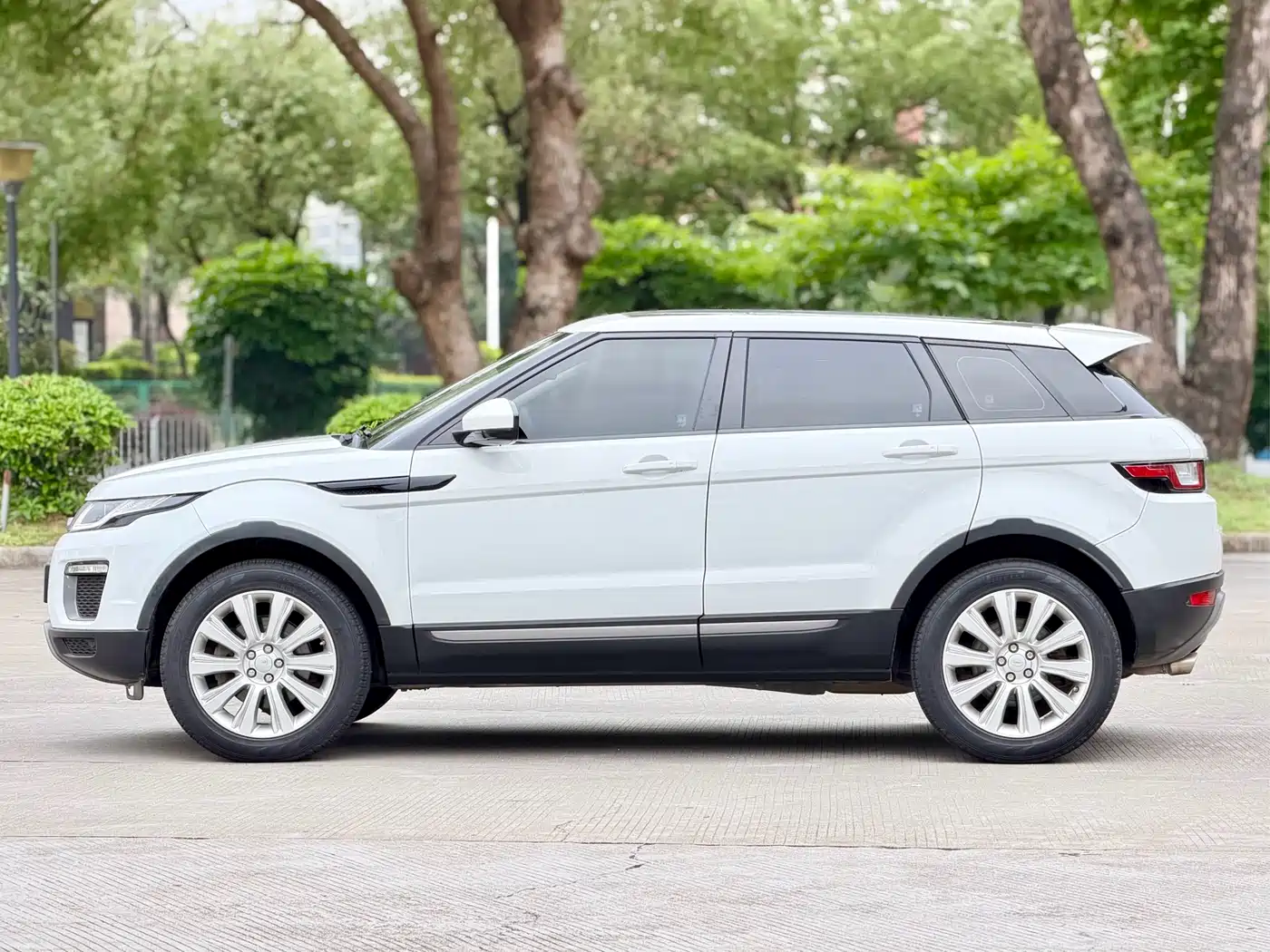 Land Rover Range Rover Evoque 2017 2.0T SE Smart Shine Edition фото 4