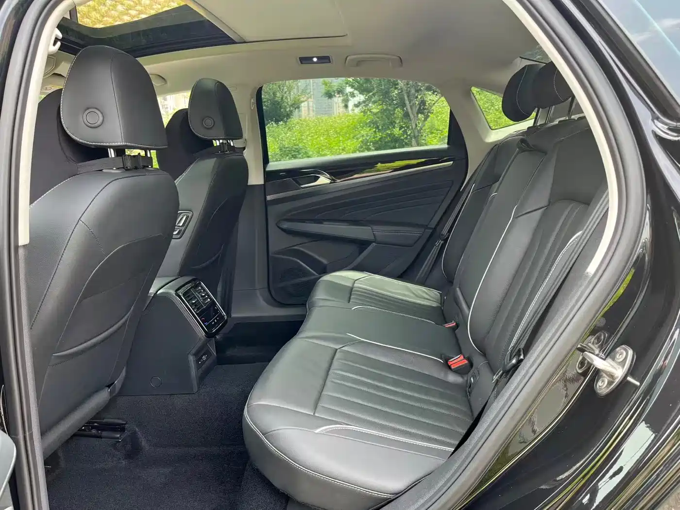 Volkswagen Passat 2023 Facelift 330TSI Starlight Elite Edition фото 6