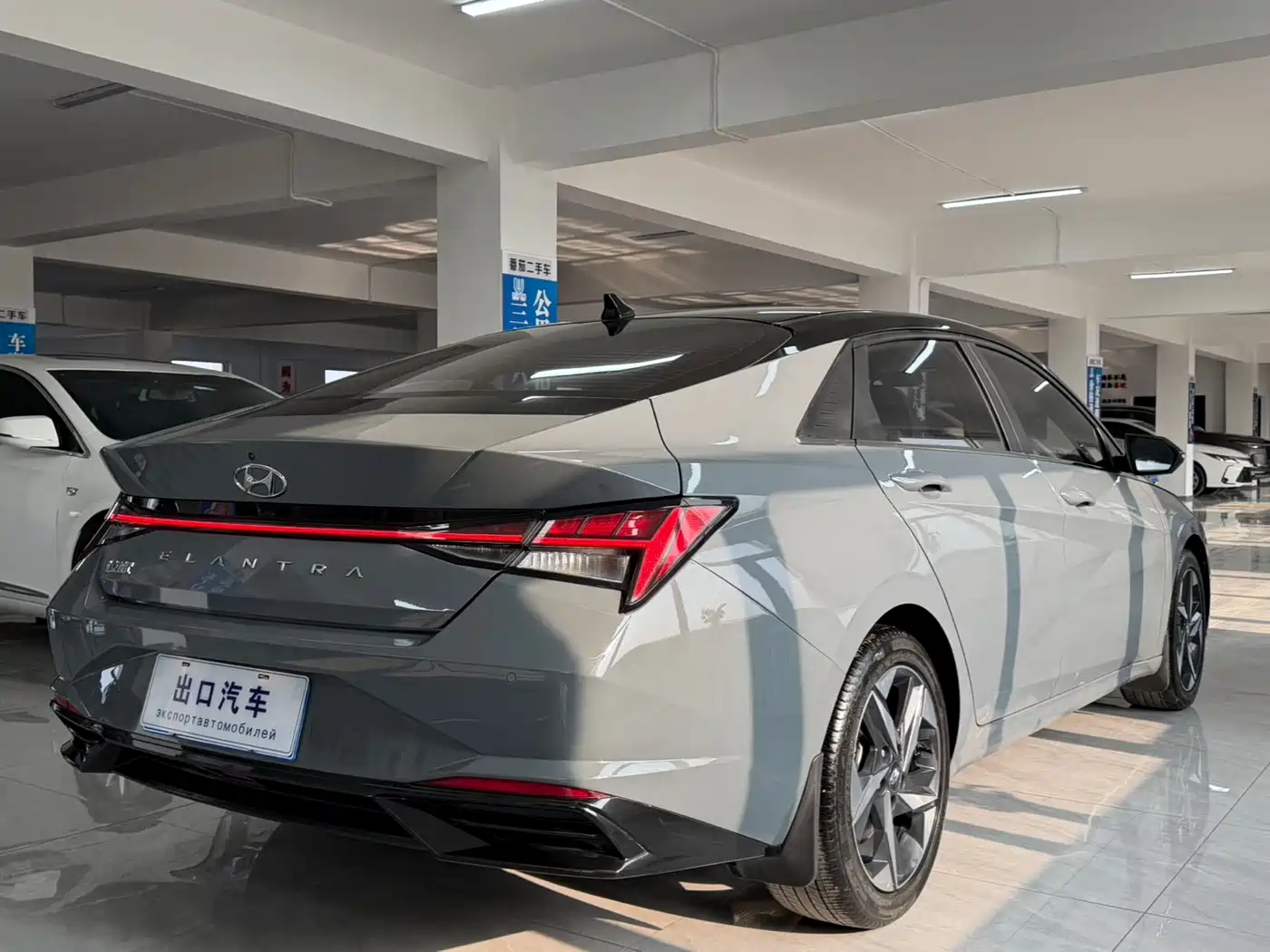 Hyundai Elantra 2022 1.5L CVT LUX Premium Edition фото 20