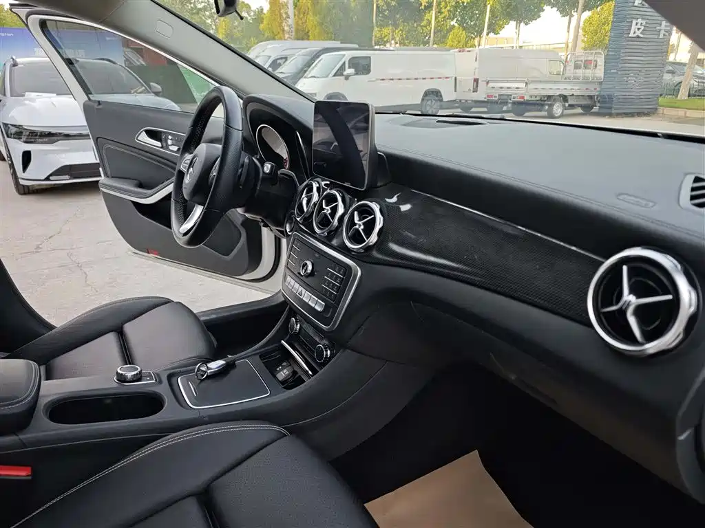 Mercedes-Benz GLA 2018 GLA 200 Fashion фото 12