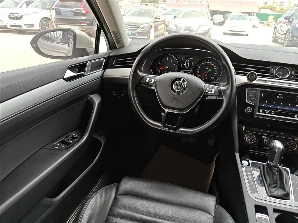 Volkswagen Magotan 2017 330TSI DSG Leading фото 11