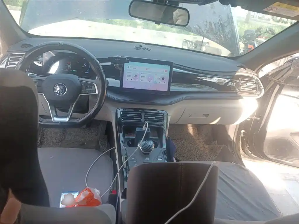 BYD Qin PLUS 2024 Glory Edition DM-i 55KM Leading фото 5