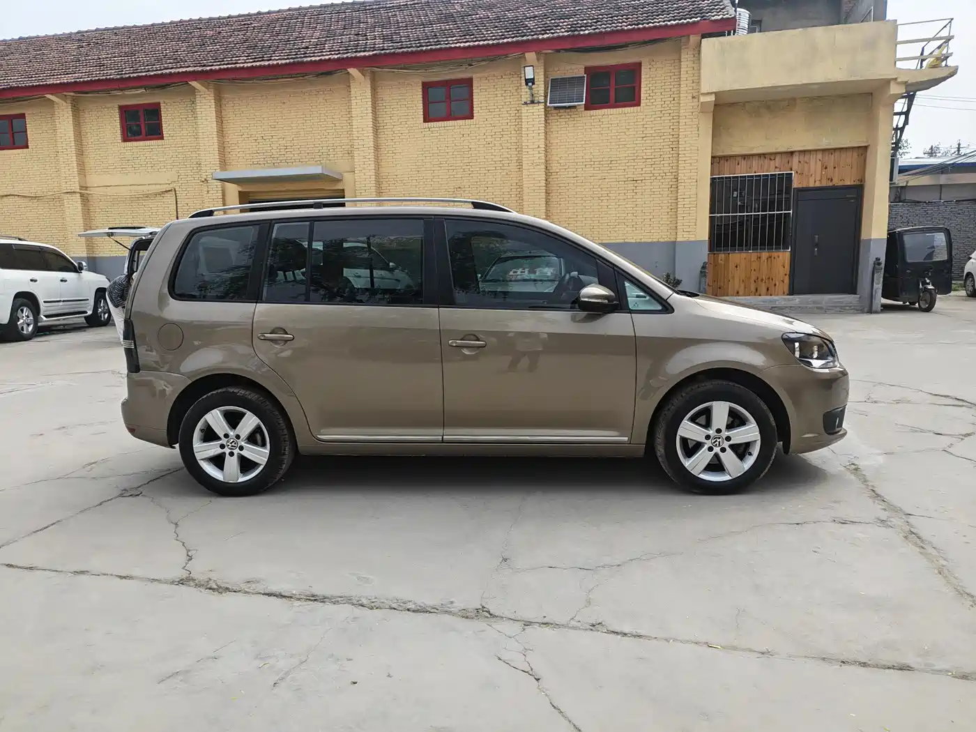 Volkswagen Touran 2015 1.4T DSG Comfort Edition 5-seater фото 4
