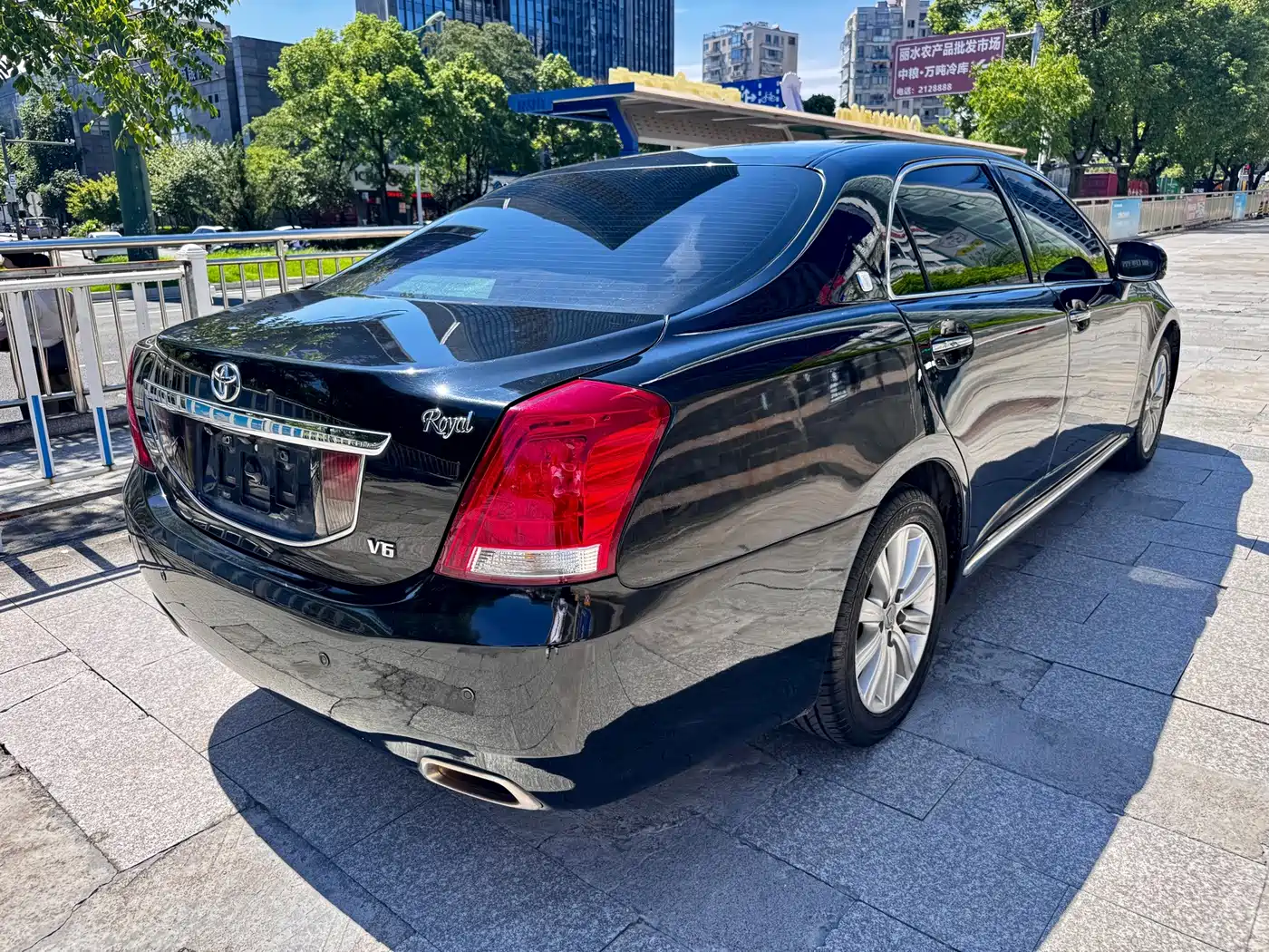 Photo 10 - Toyota Crown