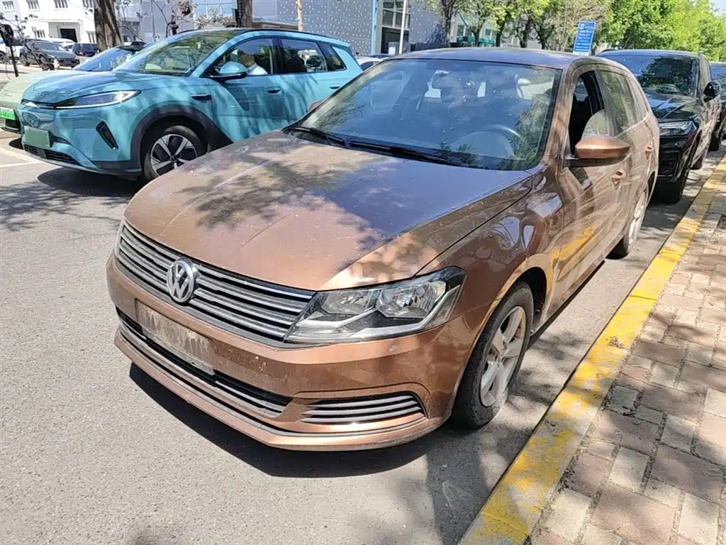 Volkswagen Lavida Tour 2015 1.6L Automatic Trend Edition фото 2