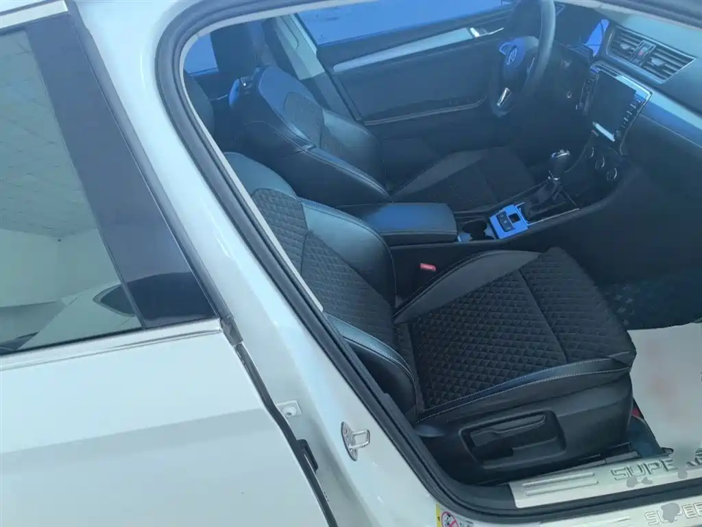 Škoda Superb 2016 TSI280 DSG Pioneer Edition фото 25