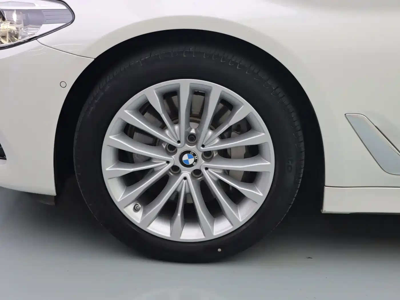 Photo 4 - BMW 5 Series