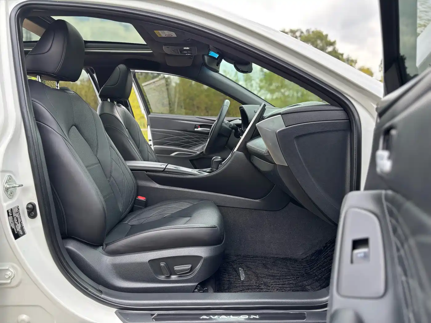 Photo 10 - Toyota Avalon