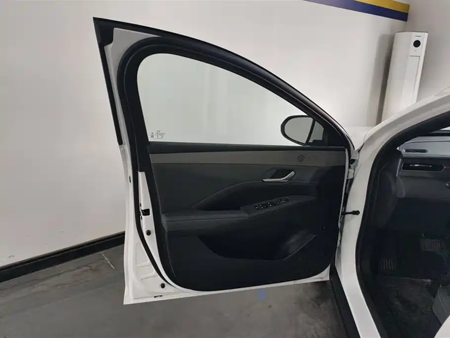 BYD Qin PLUS 2025 DM-i Smart Drive 55KM Leader фото 7