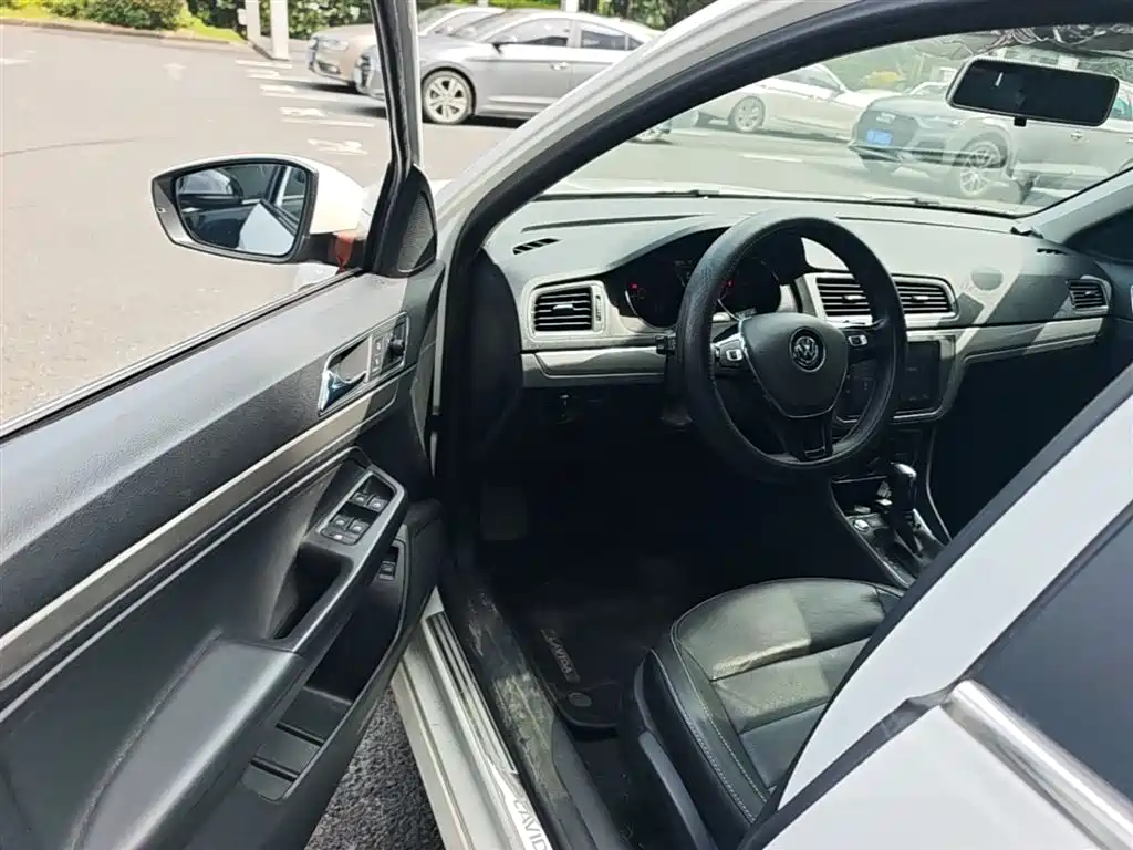 Volkswagen Lavida 2017 1.6L Automatic Comfort Edition фото 23