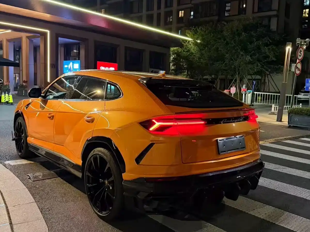 LAMBORGHINI URUS