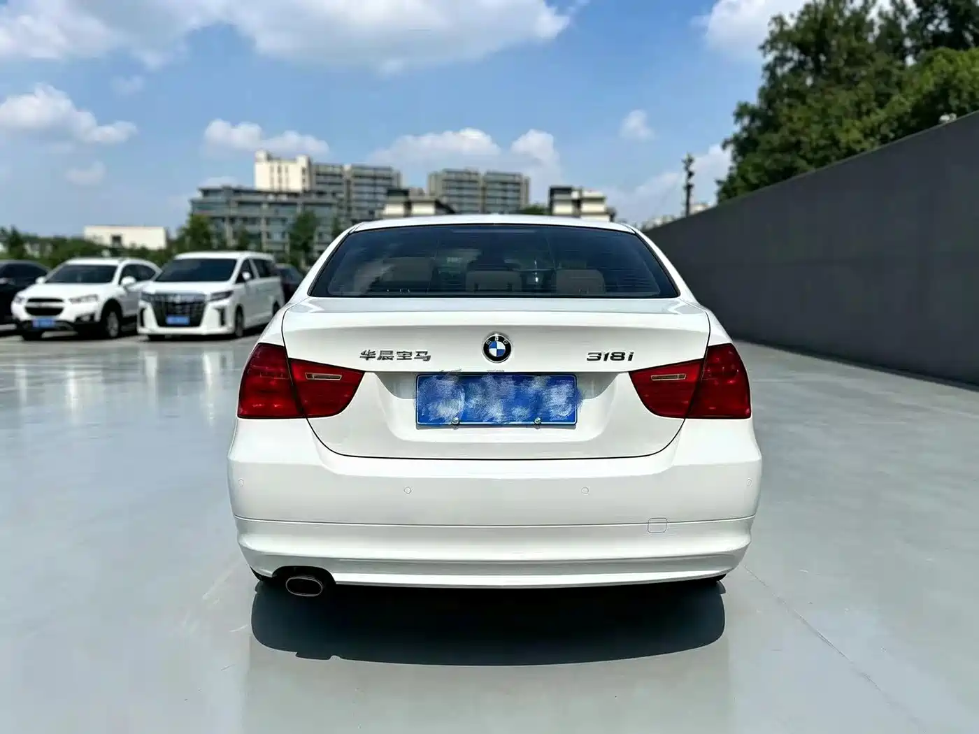 BMW 3 Series 2010 2011 318i Leading