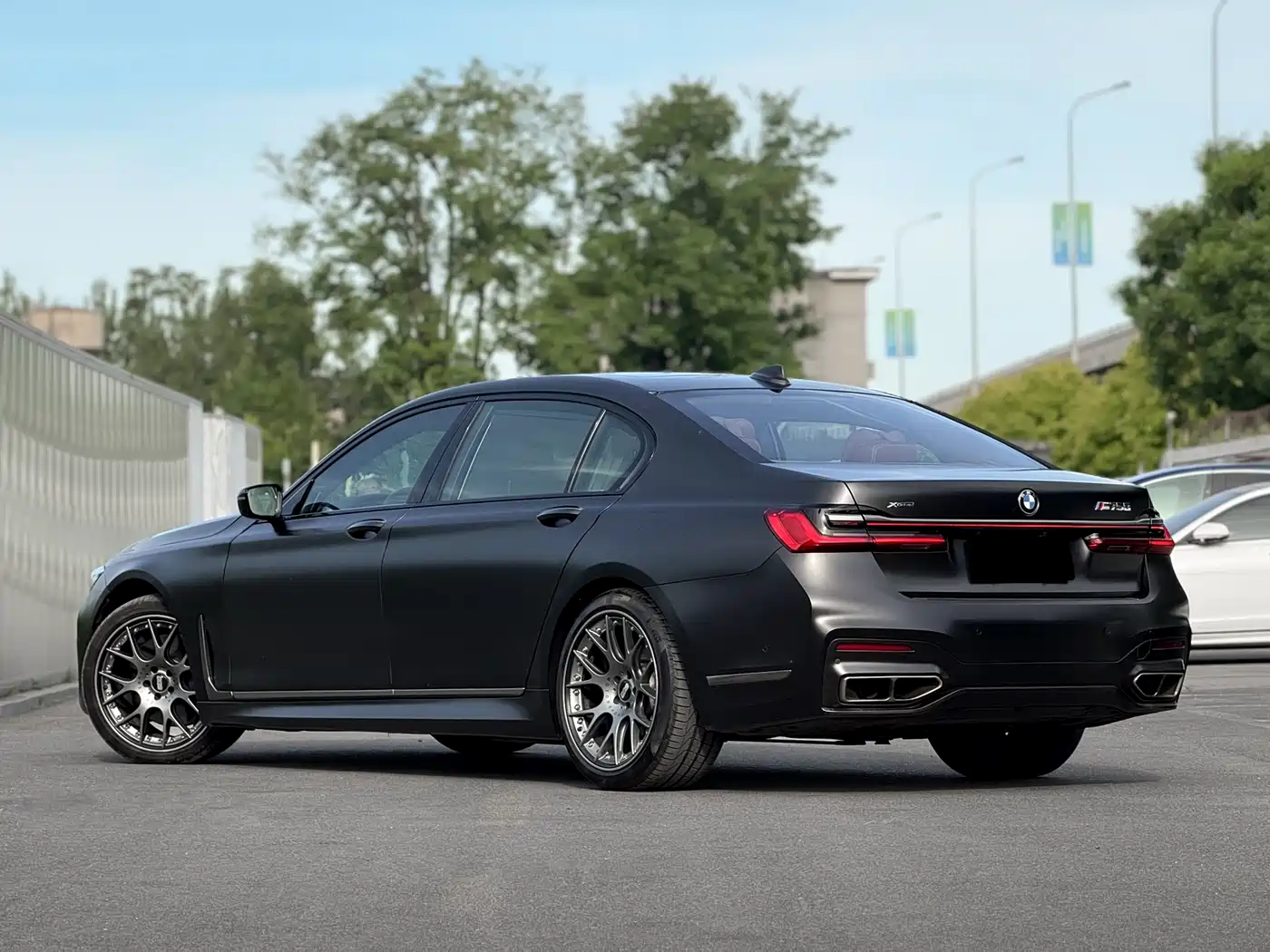 BMW 7 Series 2017 750Li xDrive Customized Edition (4-Seater) фото 17