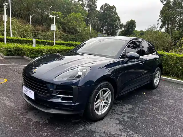PORSCHE MACAN