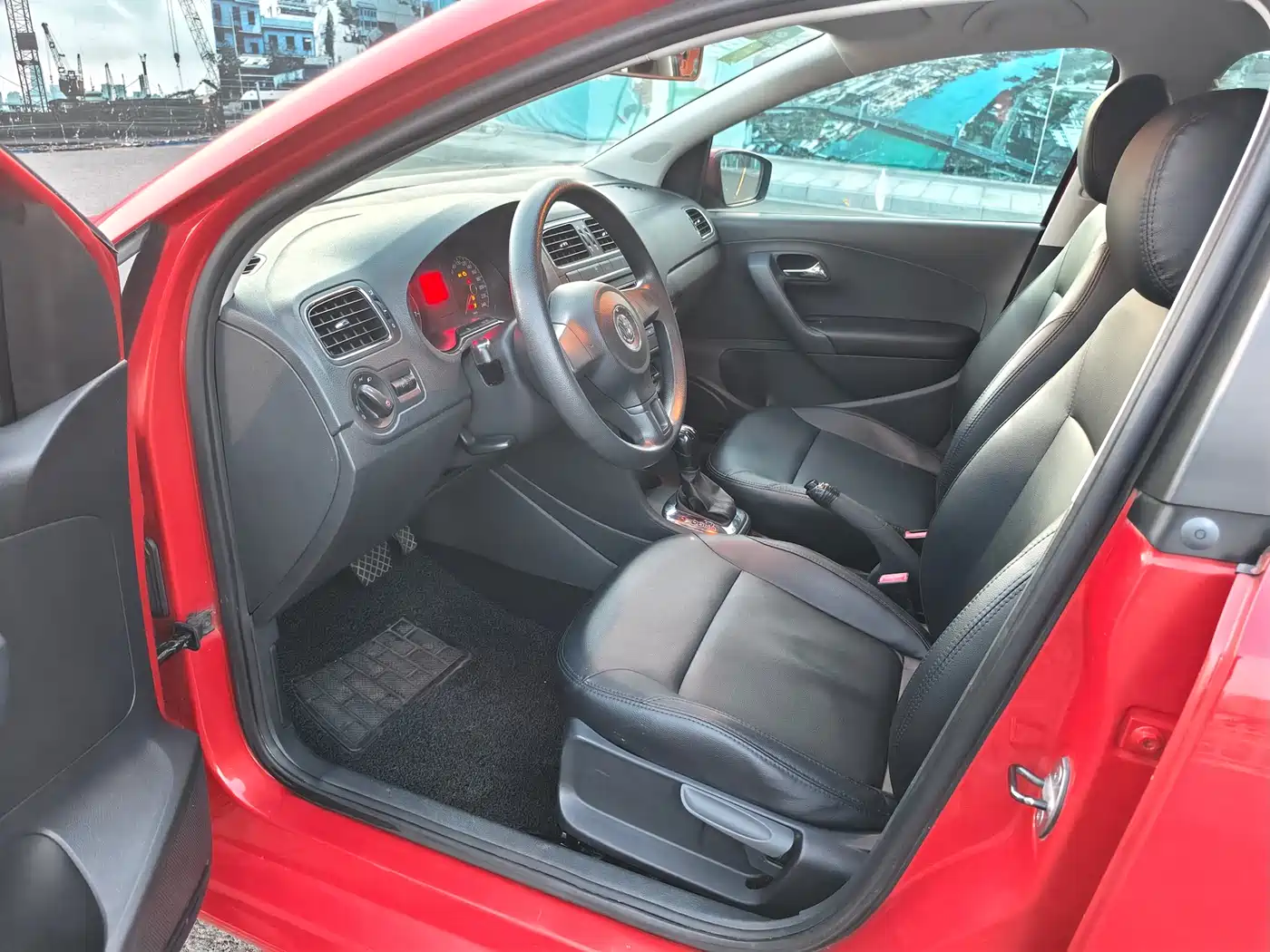 Volkswagen Polo 2013 1.6L Automatic Comfort Edition фото 7