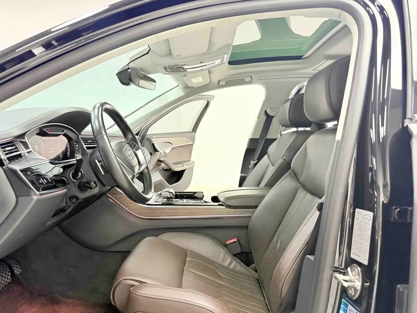 Photo 7 - Audi A8