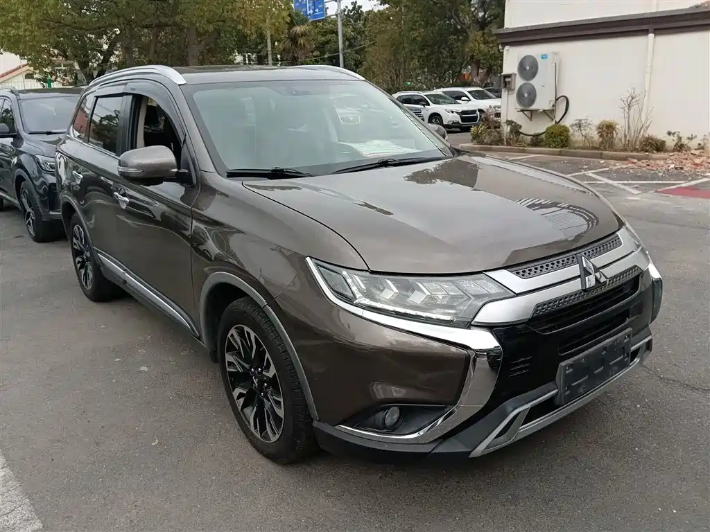 MITSUBISHI OUTLANDER