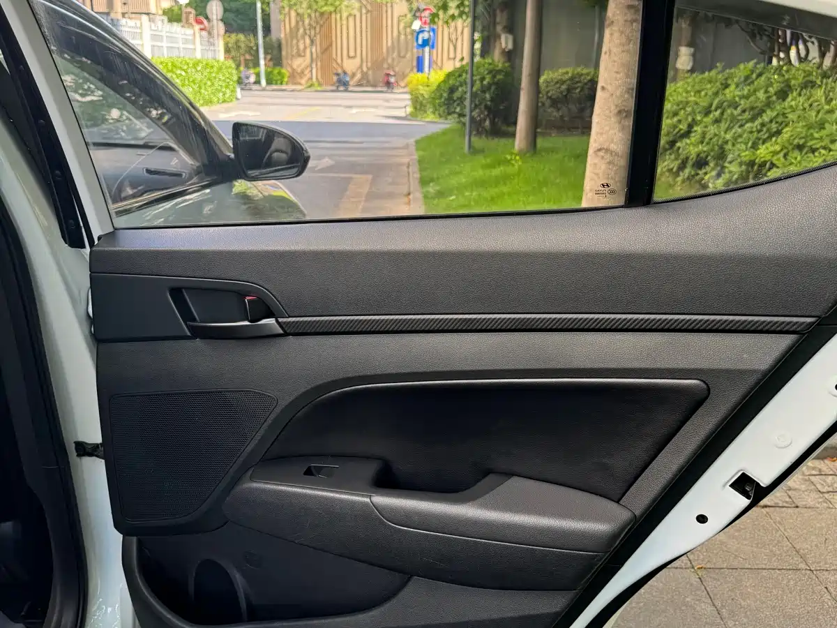 Hyundai Elantra 2018 1.6L Automatic 15th Anniversary Special Edition фото 11